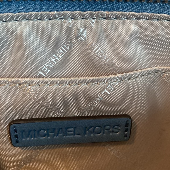 🖤💙MICHAEL KORS🖤💙Jet Set Travel Lg Top Zip Wristlet in Exotic Embossed Denim/NWT - Picture 5 of 6